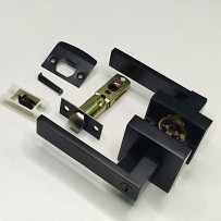 25525   Защелка дв. с ручками VETTORE A8581 BK MBP (Черный матовый) поворотник-заглушка <20574>